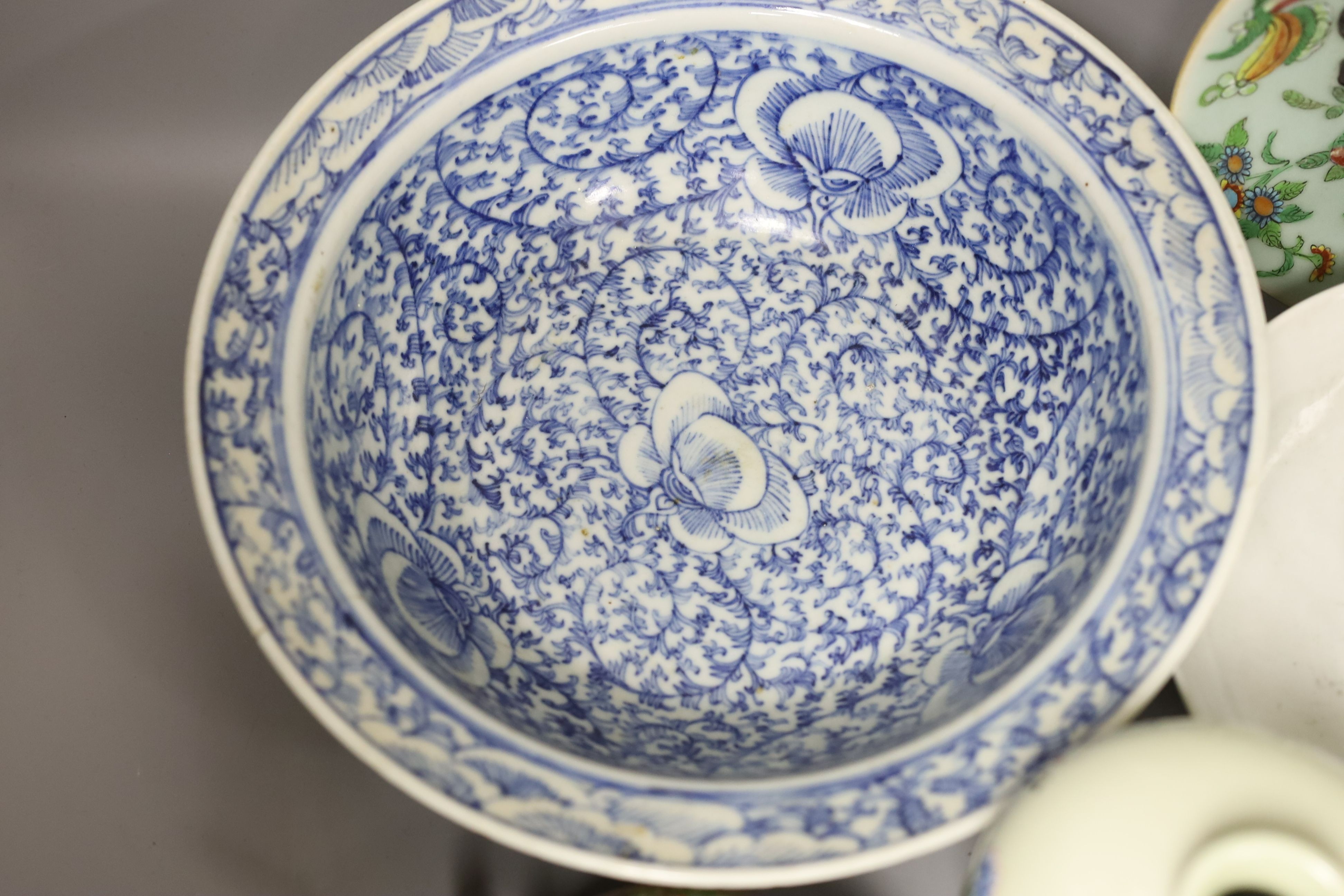 A Chinese famille rose plate and an assortment of four other Chinese ceramics and a wash basin (6)